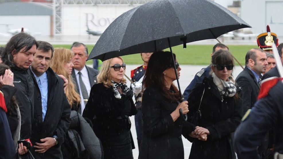 Los pasajeros que vuelan desde aeroparque deben recorrer un kilómetro y medio a pie, bajo la lluvia, para tomar sus aviones.