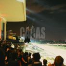 Enmarcada por la majestuosidad del Hipódromo Argentino, la pareja de actores de la compañía Prix D"Ami parece congelada en el aire. El show impactó a los 600 invitados.