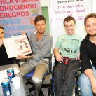 Marcelo recibe el libro Cuántas Vidas por parte de los autores Héctor, Lucas y Martín