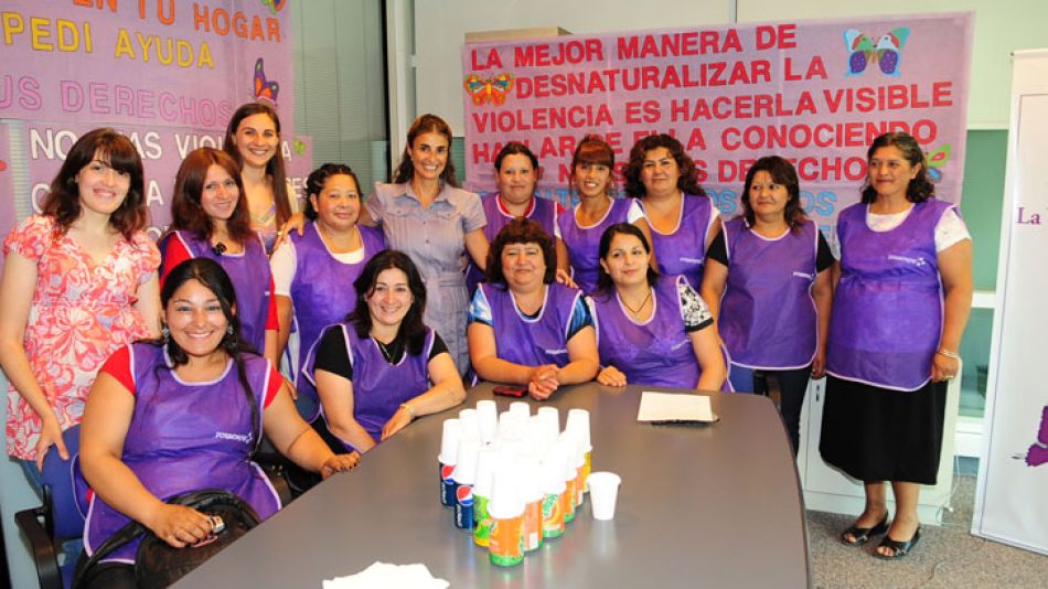 Gabriela Galaretto y Lorena Ballerini (coordinadora de la Fundación Ideas del Sur) junto con las mujeres del Centro Integral Nuestra Señora del Rosario