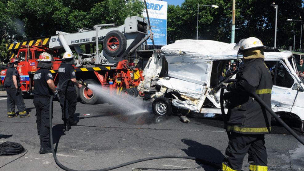 La camioneta habría cruzado con las barreras bajas. 