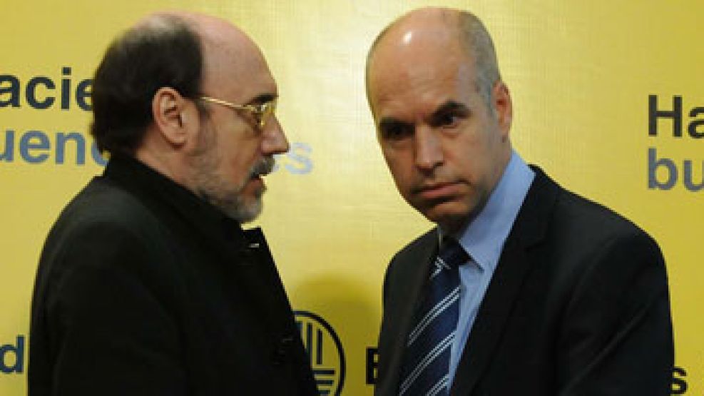 El director del Colón, junto al jefe de Gabinete porteño, Horacio Rodríguez Larreta, en conferencia de prensa.