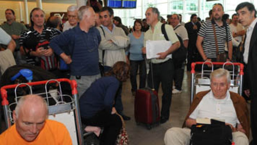 El malestar de los pasajeros tras las demoras y posteriores cancelaciones de vuelos en Ezeiza.