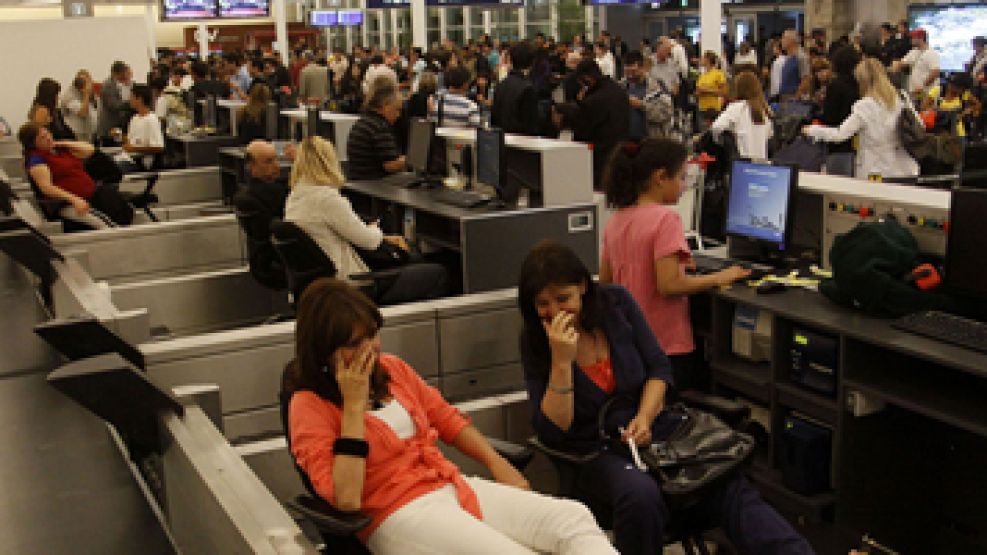 Las demoras en Ezeiza hicieron que los pasajeros tengan que soportar varias horas en el aeropuerto.