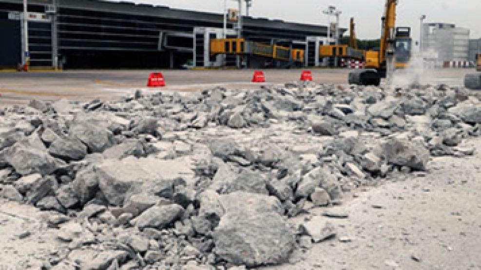 Así lucía Aeroparque el viernes de la semana pasada: con una inversión de 70 millones, se espera reconstruir la nueva pista 13-31.