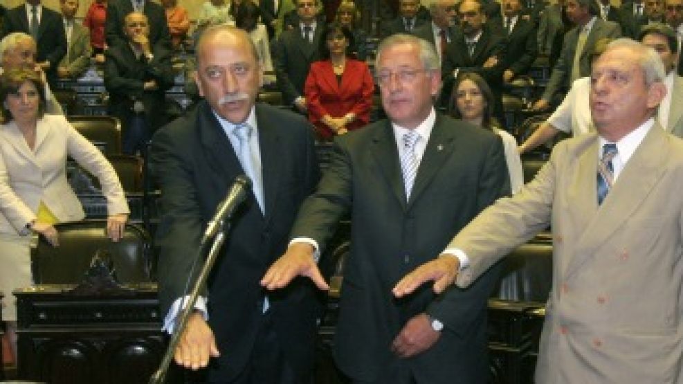 El radical jujeño Miguel Ángel Giubergia, a la izquierda de la foto, el día de su jura como diputado junto a Eduardo Fellner (bloque k) y Mario Martianera (PJ jujeño).