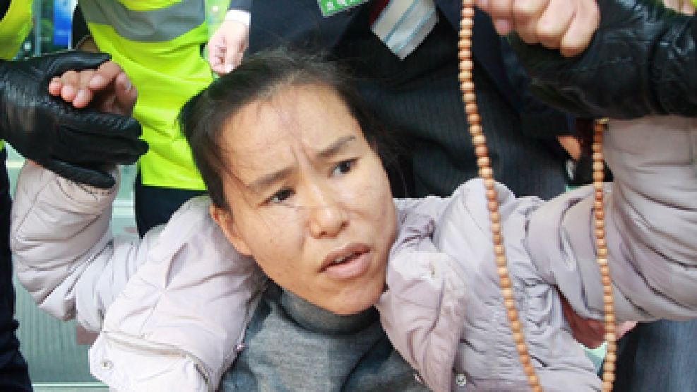 La policía surcoreana se lleva a la mujer que amenazó con prenderse fuego al centro donde se desarrolla la cumbre del G-20.