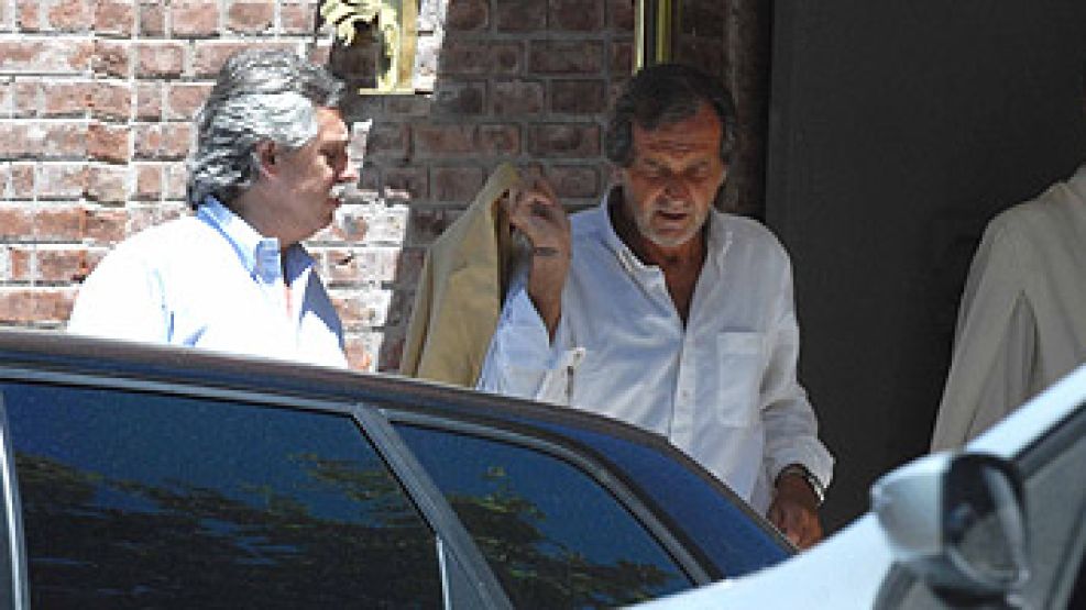 Alberto Fernández fue sorprendido tras almorzar con Eduardo van der Kooy, editorialista del diario Clarín. La foto exclusiva de Perfil confirmó la sospechas de que el ex jefe de Gabinete era la "inspi