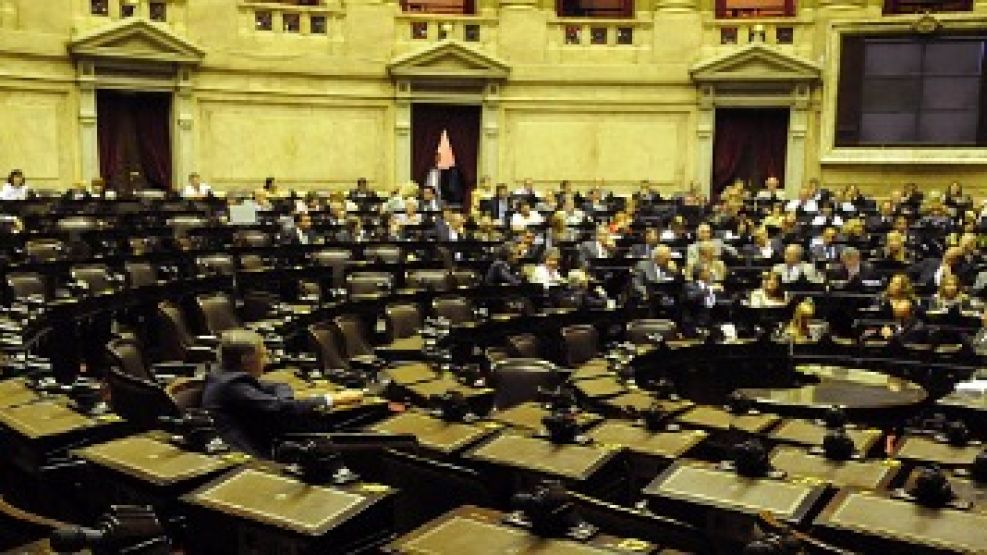 Oscar Aguad solo en su banca frente al bloque de diputados K en la sesión especial que fracaso hoy. 