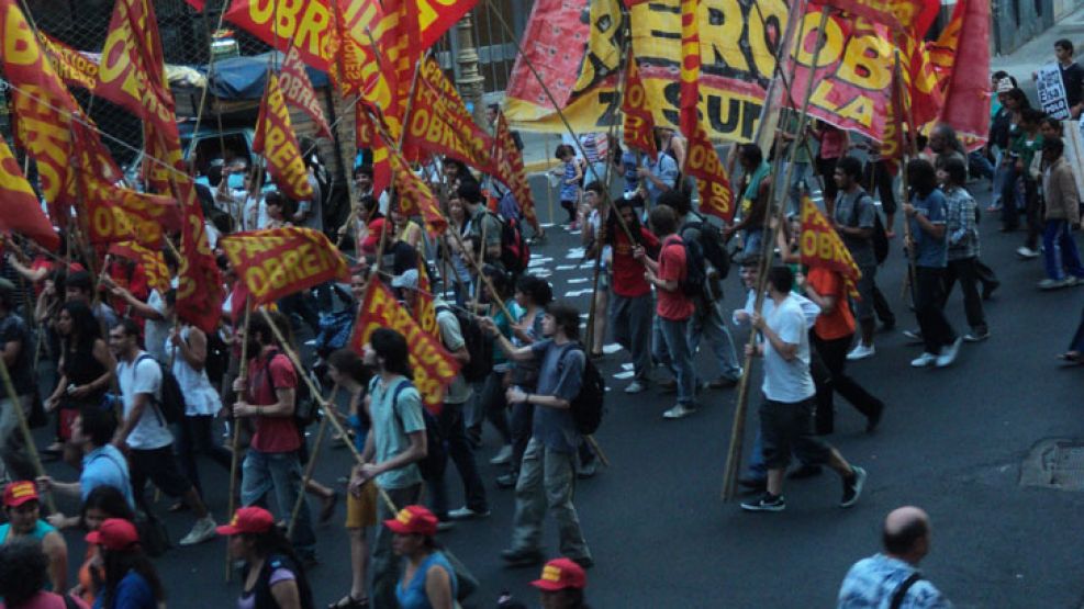 Militantes del PO y de agrupaciones de izquierda marcharon a Plaza de Mayo. Mañana se cumple un mes del crimen de Mariano Ferreyra.