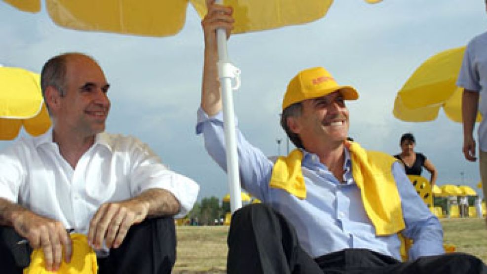 El jefe de Gabinete porteño, Horacio Rodríguez Larreta, y Mauricio Macri, cuando inauguraron en enero último la "playa" del Parque de los Niños, en Costanera Norte.