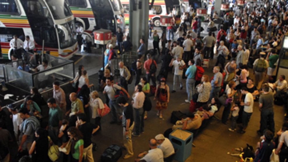 Una postal de la Terminal de Retiro, ayer por la tarde: se agregaron 426 servicios para cubrir la demanda. 