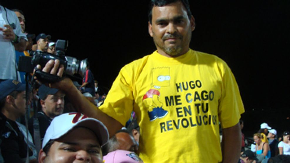 Miguel Angel Hernández Souquett, en un estadio de béisbol en Venezuela.