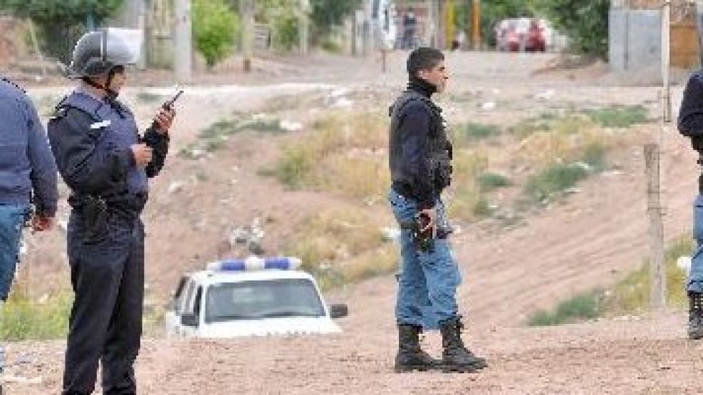 La policía llevó a cabo ayer cuatro allanamientos.