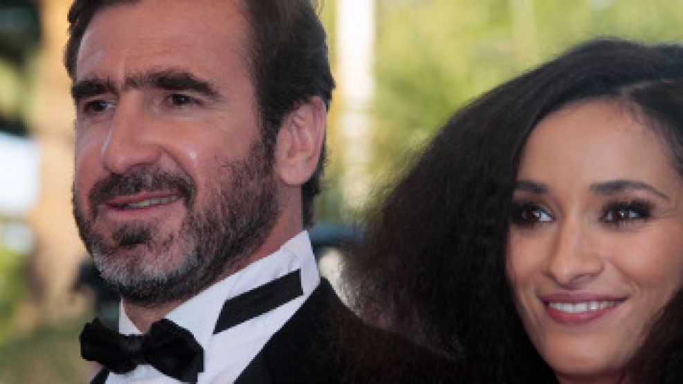 Cantona con su actual mujer, Rachida Brakni.