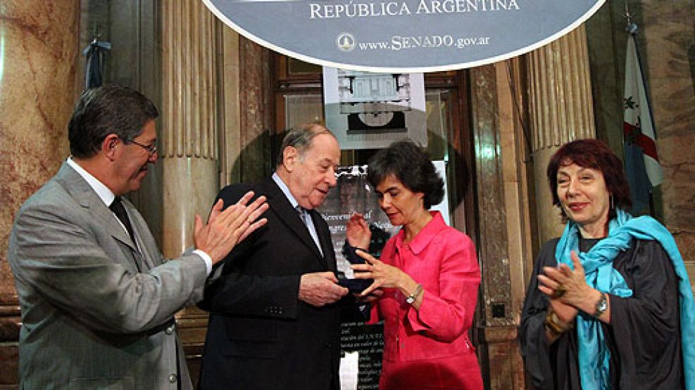 Cox recibe la medalla en el Senado de la Nación.