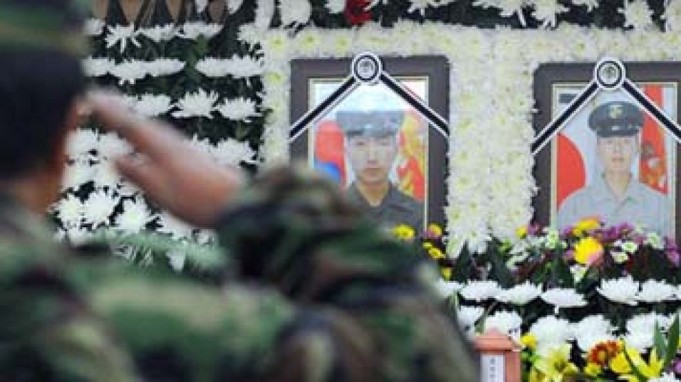 Un soldado surcoreano homenajea a sus compañeros fallecidos en el ataque de Corea del Norte.