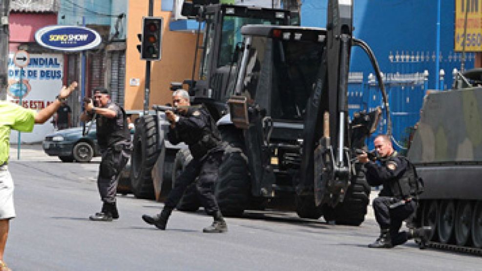 Las fuerzas de seguridad ingresaron hoy a las favelas con camiones blindados para enfrentar a los narcos.