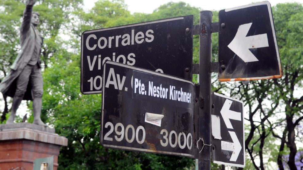 A un mes de la muerte de Kirchner, la Av. Caseros amaneció con su nombre.