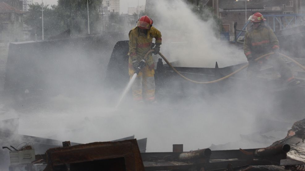 Incendio en un barco en el Riachuelo