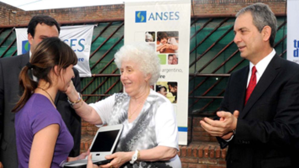 La madre de Cristina entregó netbooks en La Plata.