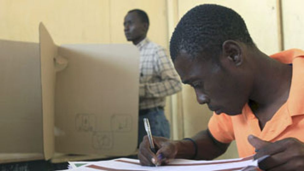 Un haitiano vota en las históricas elecciones presidenciales.