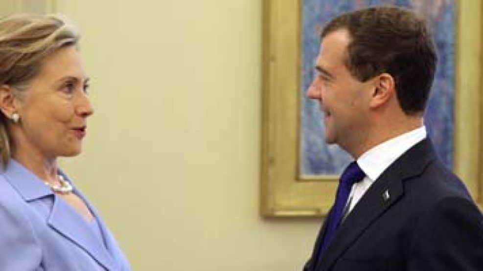 Hillary Clinton con el ruso Dimitri Medvedev, uno de los nombrados en los informes.