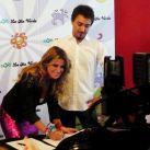 Flavia Palmiero firma el contrato