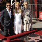 Gwyneth Paltrow, el cantante de country Tim McGraw, y la directora Shana Feste (d) posan tras la ceremonia en la que Paltrow recibió su estrella en el Paseo de la Fama, en Hollywood, California