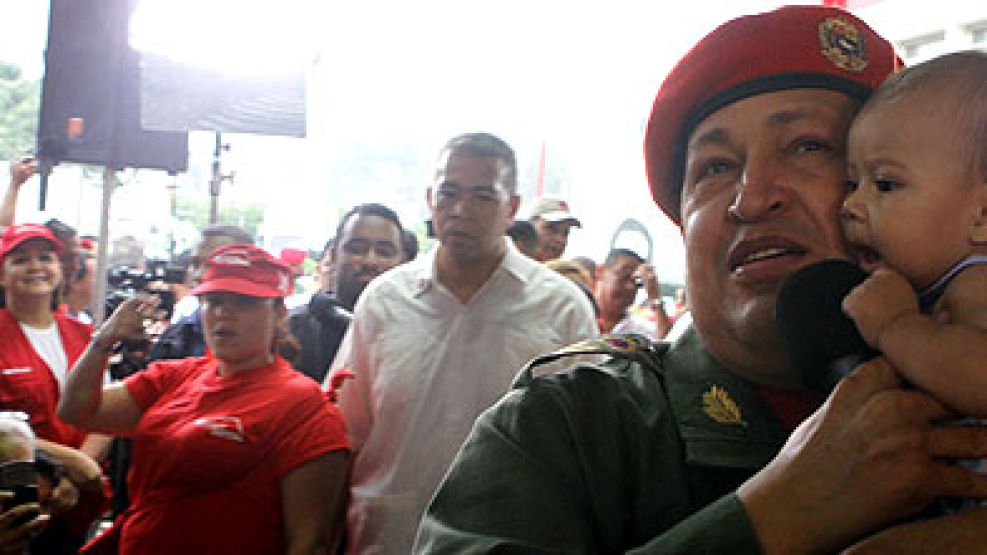 Chávez ayer, visitando un centro de evacuados por las inundaciones en Caracas.