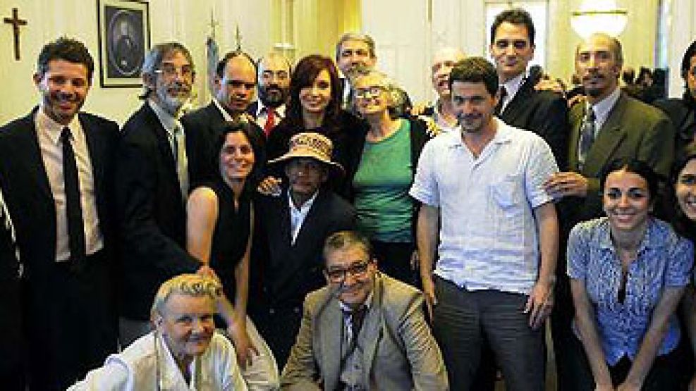 Cristina, Manzur y la gente que hace "La Colifata", sonrientes en Casa Rosada.