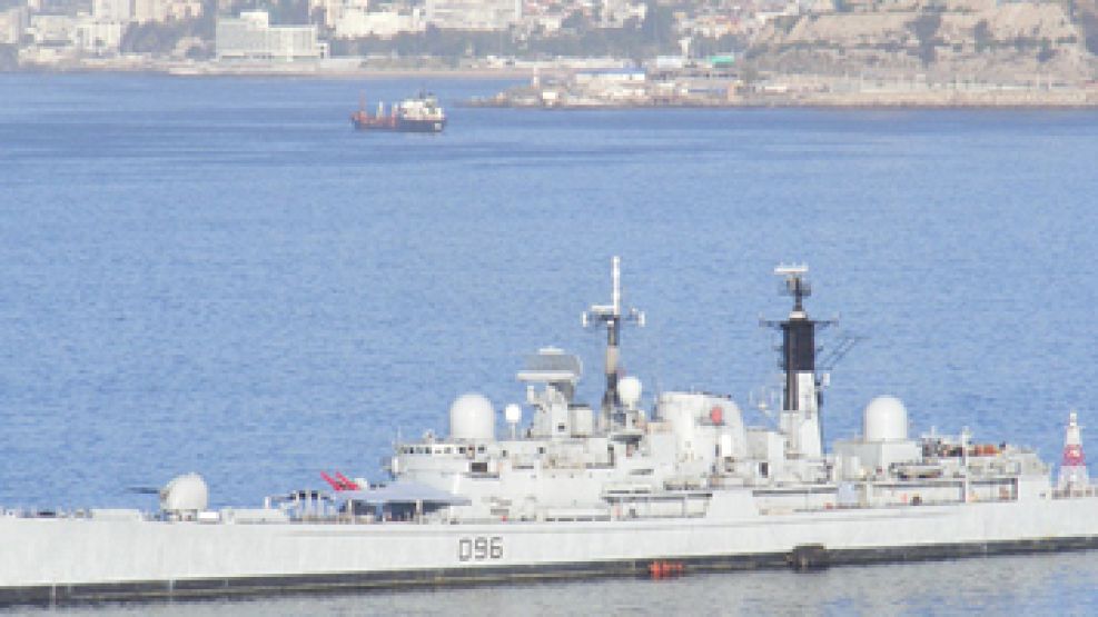 HMS Gloucester, en Valparaíso, Chile. Es un buque de guerra británico, lanzador de misiles, que actualmente está desplegado en las Malvinas.