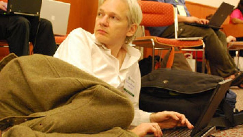 Lado b. Assange en un Congreso de 2008 en Budapest, cuando aún podía estar en espacios públicos sin ser perseguido por Interpol.