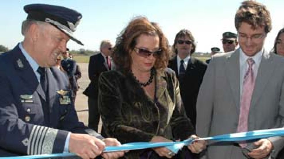 La Ministra de Defensa Nilda Garré y el jefe de la FAA, brigadier Bernardo Costantino en un acto en abril. 
