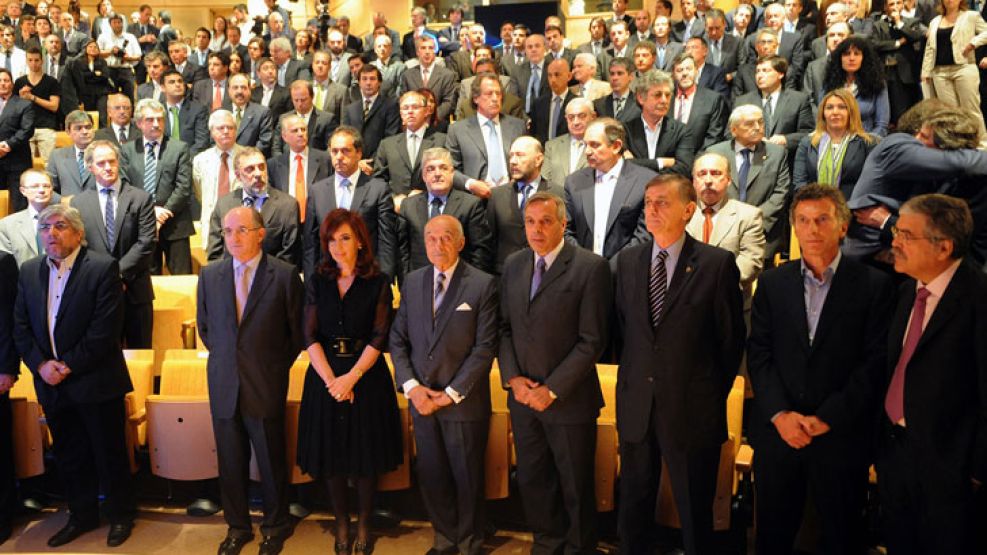 Cristina con los gobernadores en el anuncio del yacimiento.