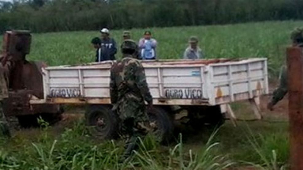 Archivo: En noviembre, soldados bolivianos cargan bienes de finqueros argentinos en su inrrupción al país.