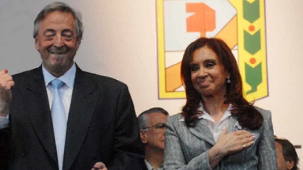 Néstor y Cristina Kirchner el 14 de mayo de 2008 en el estadio del Club Almagro en Tres de Febrero, cuando el ex presidente asumía la conducción del partido. 