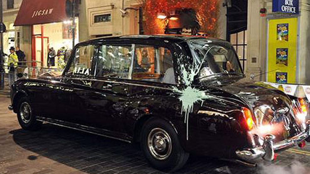 El auto de Carlos y Camila, con las manchas de pintura blanca. Le rompieron el vidrio trasero.