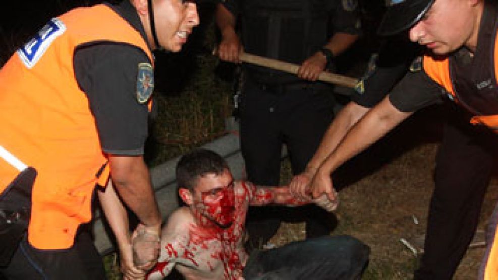 Los policías golpean a una persona en Soldati.