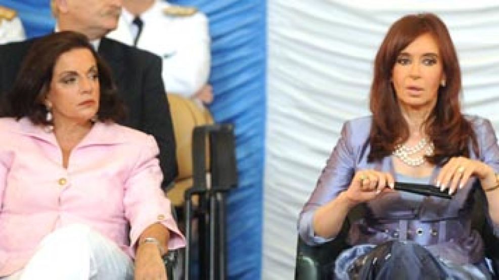La saliente ministra de Defensa, Nilda Garré y la presidenta Cristina Kirchner.