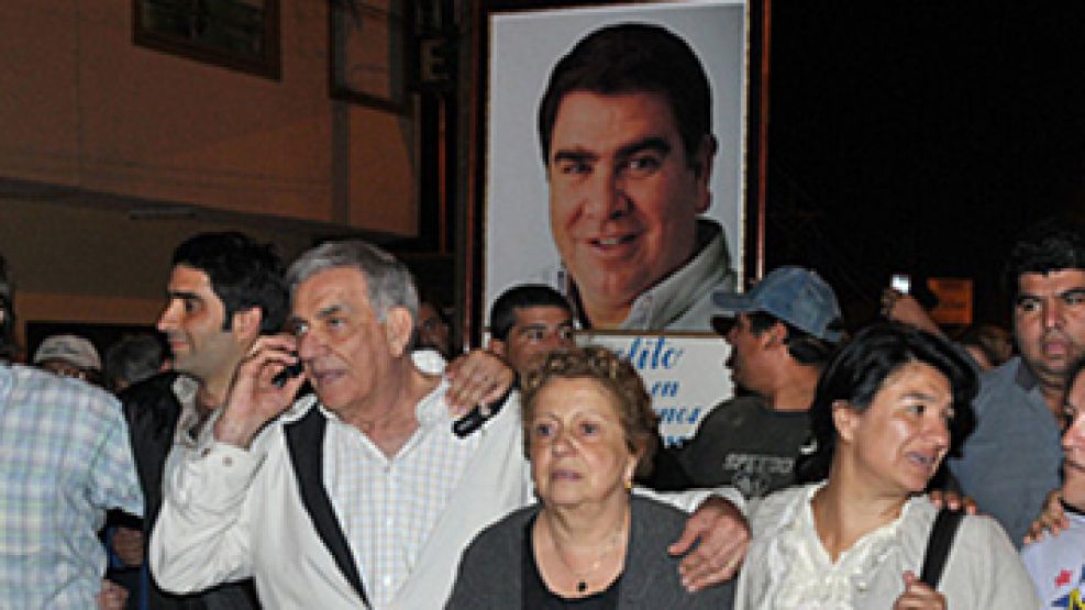 Roberto Mukdise celebra en las Termas de Río Hondo. La foto de su hijo, el intendente electo fallecido, presente.