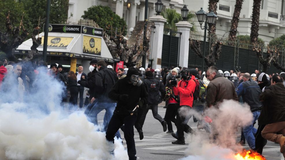 Más recortes y disturbios en Grecia.