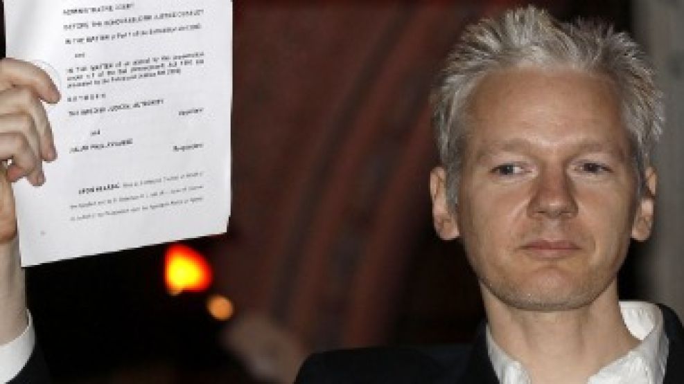 Julian Assange tras su liberación en Londres.