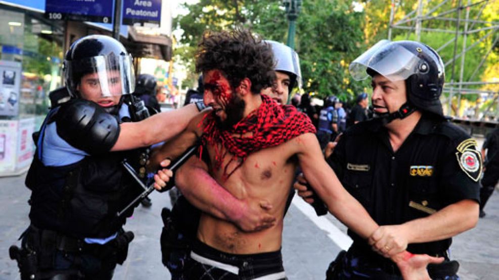 La policía reprimió duramente a estudiantes en Córdoba.
