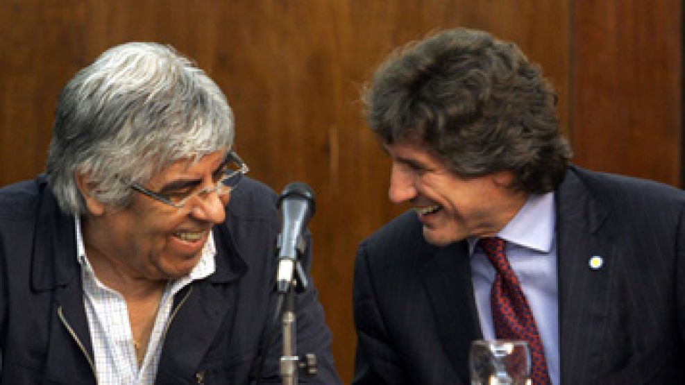 Moyano y Boudou sonríen. El economista recibió el aval del sindicalista para ser candidato en la Ciudad.