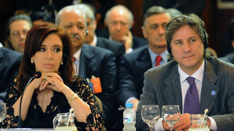 Cristina junto al ministro de Economía, Amado Boudou, en Brasil. 