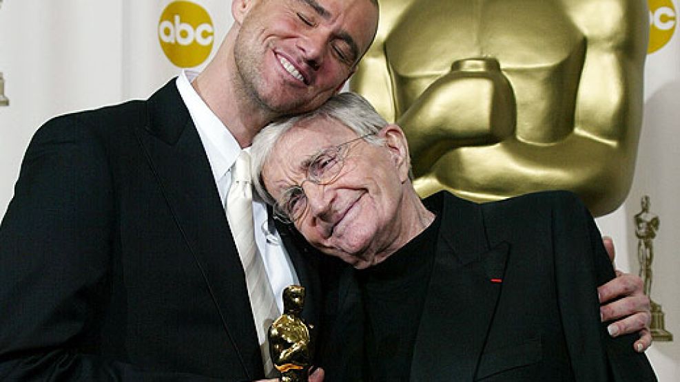 Edwards, con Jim Carrey cuando recibió el Oscar en 2004.