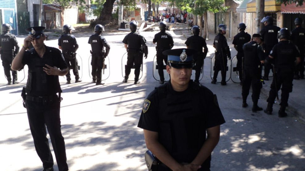 El club Albariño, de Lugano, fue rodeado esta mañana por fuerzas policiales que impedían la entrada y salida de personas.