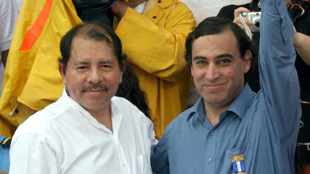El presidente de Nicaragua, Daniel Ortega, conmemora a Salvador Allende en 2008 junto a Meza.