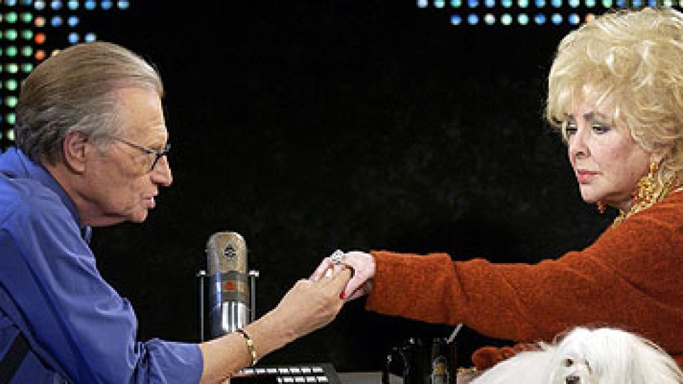 Larry King, en su programa, con Elizabeth Taylor.